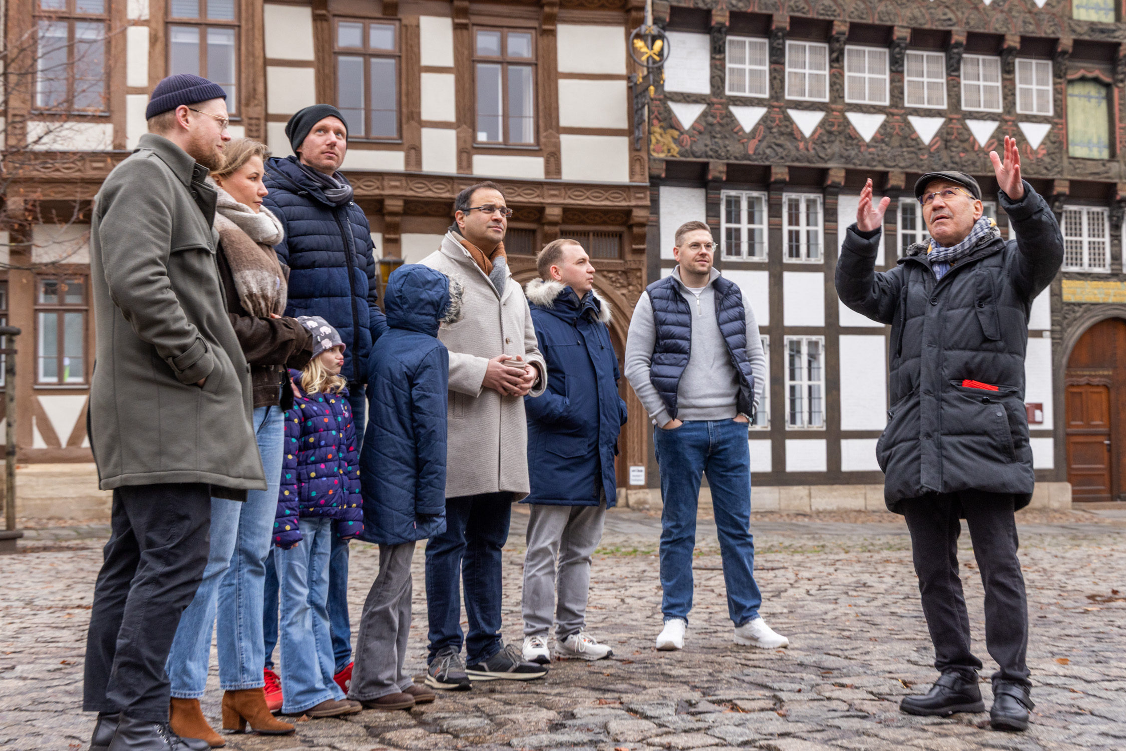 Hans-Dietrich Haacke ist mit Teilnehmern seiner Stadtführung in Braunschweig auf dem Burgplatz und erzählt fakten und Anekdoten über Braunschweig.