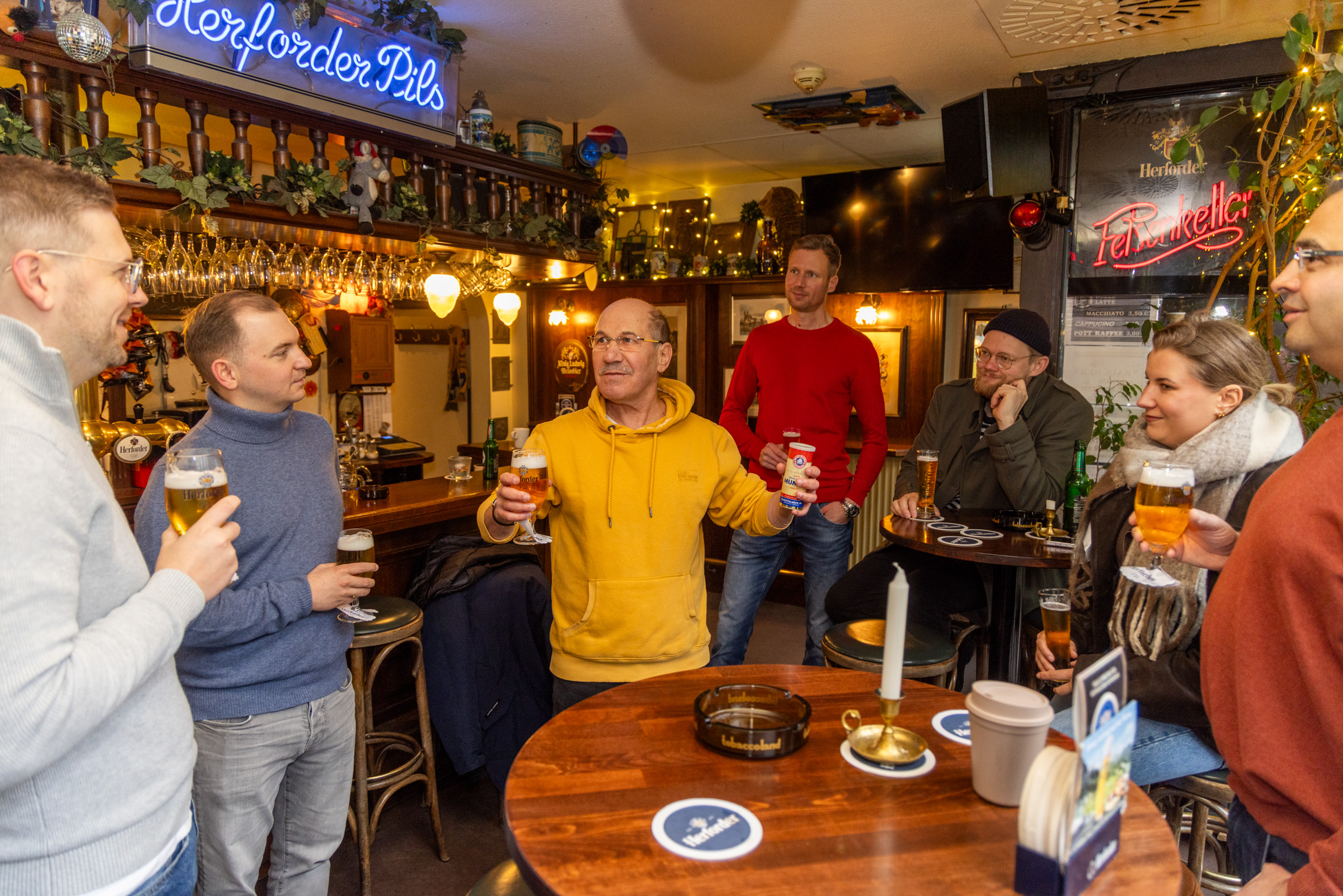 Hans-Dietrich Haacke ist mit Teilnehmern seiner Stadtführung in Braunschweig in einer Kneipe und erzählt fakten und Anekdoten über Braunschweig.